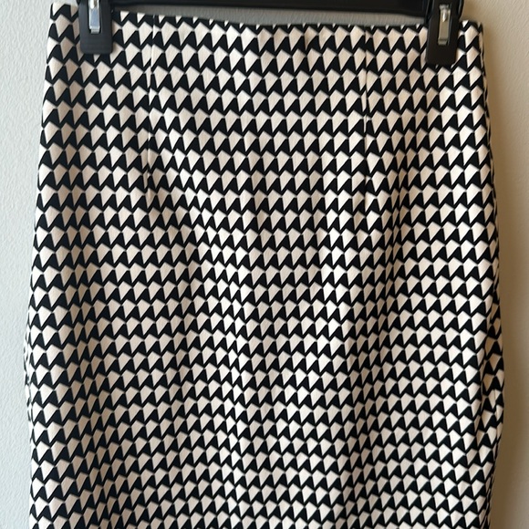 Banana Republic EUC Geometric High Waisted Black and White Midi Pencil Skirt - Picture 4 of 8